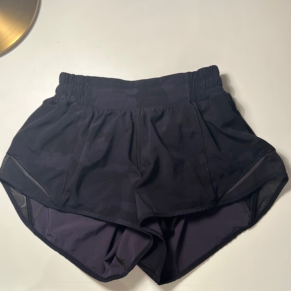 Lululemon short low rise lined 2.5 inch Hotty Hot